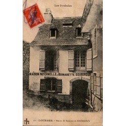 Carte postale ancienne de Lourdes représentant la maison natale de Bernadette Soubirous.