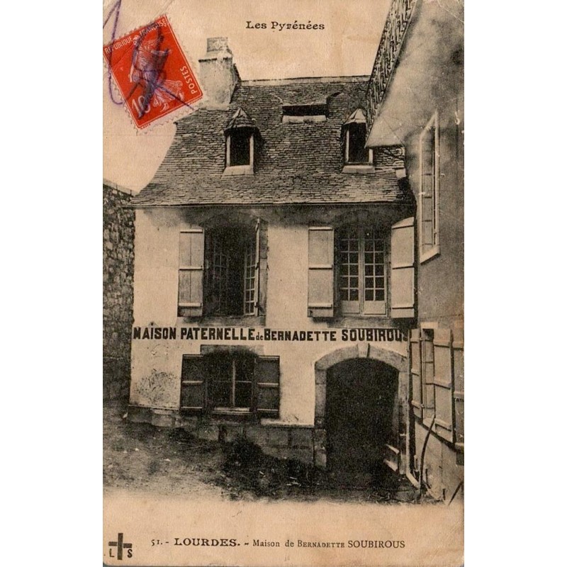 Carte postale ancienne de Lourdes représentant la maison natale de Bernadette Soubirous.