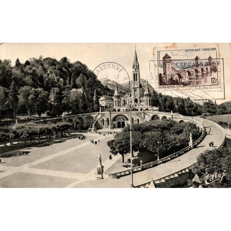 Carte postale ancienne de Lourdes montrant la basilique Notre-Dame du Rosaire et l'esplanade.