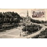 Carte postale ancienne de Lourdes montrant la basilique Notre-Dame du Rosaire et l'esplanade.