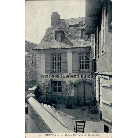 Carte postale ancienne de Lourdes montrant la maison paternelle de Bernadette Soubirous.