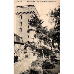 Carte postale ancienne de Lourdes montrant la tour du Château-fort et son chemin d'accès.