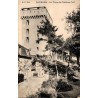 Carte postale ancienne de Lourdes montrant la tour du Château-fort et son chemin d'accès.