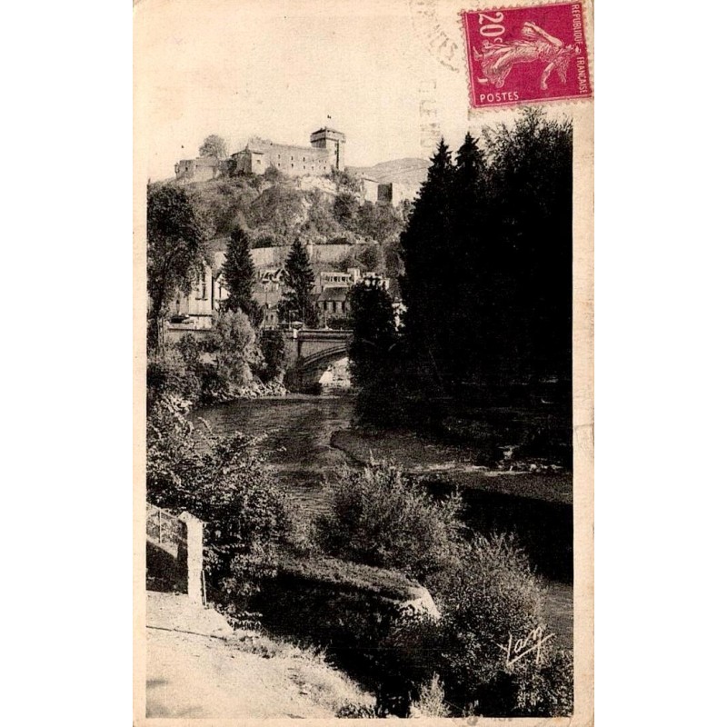 Carte postale ancienne de Lourdes montrant le Château fort et le Gave de Pau.