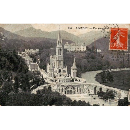 Carte postale ancienne de Lourdes montrant une vue plongeante sur le Sanctuaire et la basilique de l'Immaculée-Conception.