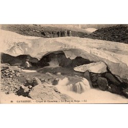 Carte postale ancienne du Cirque de Gavarnie montrant le Pont de Neige avec des visiteurs au sommet de la voûte de glace.