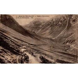 Carte postale ancienne de la Route du Tourmalet montrant la vallée d'Escoubous, le pic de Néouvielle et des attelages.
