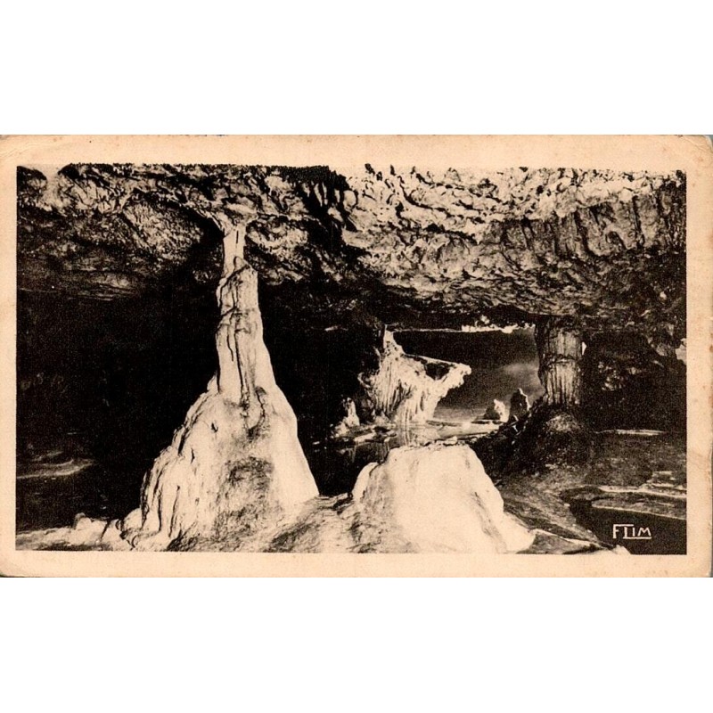 Carte postale ancienne des Grottes préhistoriques de Gargas montrant la salle « Cheminée et ses colonnes ».