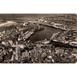 Carte postale ancienne de Dieppe en 1958 montrant une vue aérienne du port, de l'église Saint-Jacques et des quais.