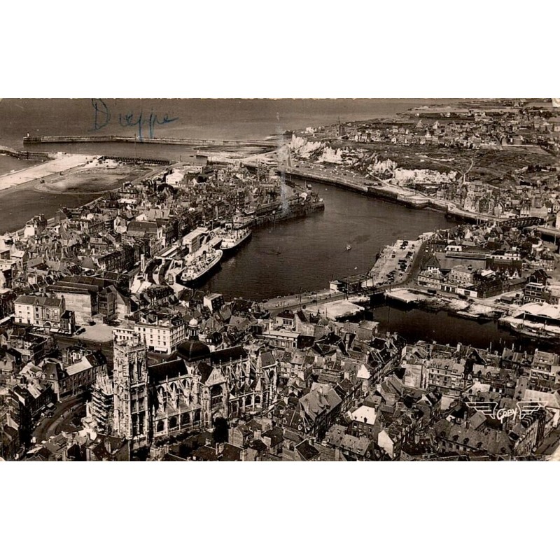 Carte postale ancienne de Dieppe en 1958 montrant une vue aérienne du port, de l'église Saint-Jacques et des quais.