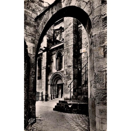 Carte postale ancienne de Langres montrant un coin médiéval avec arche de pierre et portail roman.