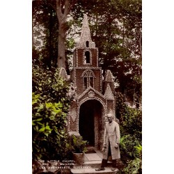 Carte postale ancienne de Guernesey représentant la Little Chapel des Vauxbelets avec son bâtisseur, le frère Déodat.