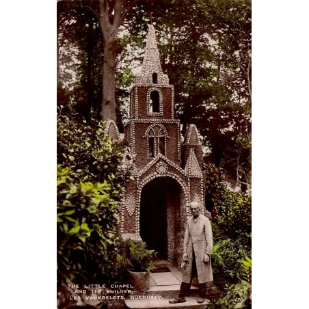 Carte postale ancienne de Guernesey représentant la Little Chapel des Vauxbelets avec son bâtisseur, le frère Déodat.