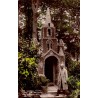 Carte postale ancienne de Guernesey représentant la Little Chapel des Vauxbelets avec son bâtisseur, le frère Déodat.