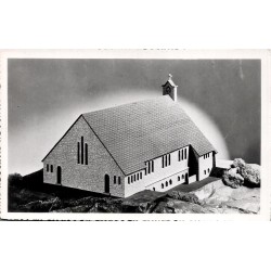 Carte postale ancienne représentant une maquette d’église photographiée en noir et blanc.