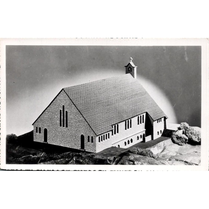 Carte postale ancienne représentant une maquette d’église photographiée en noir et blanc.