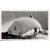 Carte postale ancienne représentant une maquette d’église photographiée en noir et blanc.
