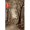Carte postale ancienne Joyeuses Pâques représentant un paysage champêtre avec berger et troupeau.