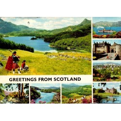 Carte postale moderne Greetings from Scotland avec joueur de cornemuse, lochs, châteaux et paysages écossais.