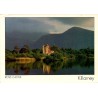 Carte postale moderne de Ross Castle à Killarney avec le château reflété dans le Lough Leane.