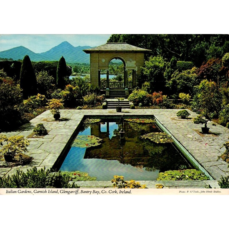 Carte postale moderne des jardins italiens de Garnish Island à Glengarriff dans la baie de Bantry.