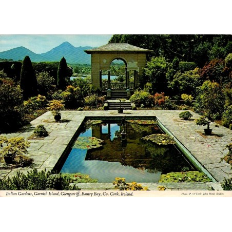 Carte postale moderne des jardins italiens de Garnish Island à Glengarriff dans la baie de Bantry.