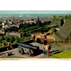 Carte postale moderne montrant la vue d'Édimbourg depuis le château avec le célèbre canon au premier plan.