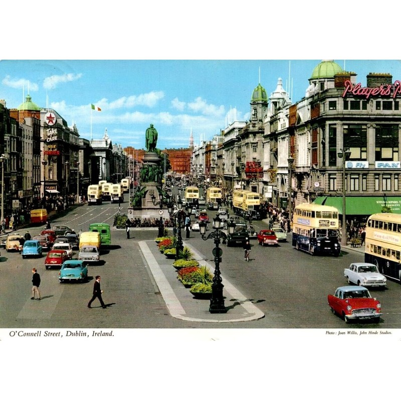 Carte postale moderne représentant O'Connell Street à Dublin avec ses bus à impériale et la statue de Daniel O'Connell.