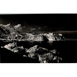Carte postale ancienne Le Rocher de Monaco en noir et blanc éditée par G. Détaille avec cachet Palais de Monaco.
