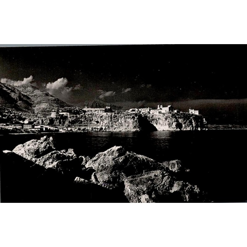 Carte postale ancienne Le Rocher de Monaco en noir et blanc éditée par G. Détaille avec cachet Palais de Monaco.