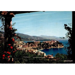 Carte postale moderne du Rocher de Monaco vue sous une pergola fleurie avec cachet touristique de Monte-Carlo.