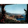 Carte postale moderne du Rocher de Monaco vue sous une pergola fleurie avec cachet touristique de Monte-Carlo.