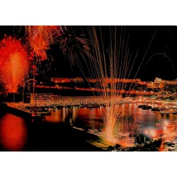 Carte postale moderne représentant un feu d'artifice dans la baie d'Hercule à Monaco avec le Palais Princier en arrière-plan.