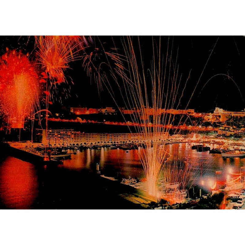Carte postale moderne représentant un feu d'artifice dans la baie d'Hercule à Monaco avec le Palais Princier en arrière-plan.