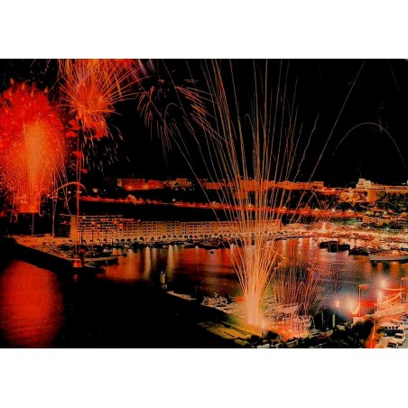 Carte postale moderne représentant un feu d'artifice dans la baie d'Hercule à Monaco avec le Palais Princier en arrière-plan.