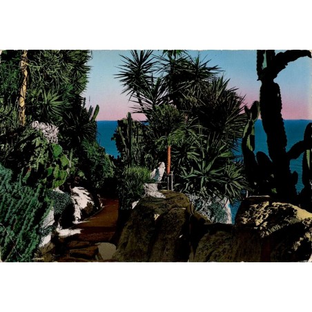 Carte postale moderne du Jardin Exotique de Monaco avec cactus, plantes succulentes et vue sur la Méditerranée.