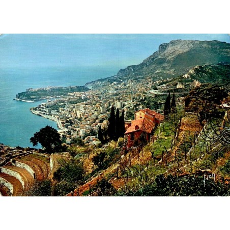 Carte postale moderne offrant une vue panoramique de Monte-Carlo et de Monaco depuis les hauteurs de la Côte d'Azur.