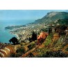 Carte postale moderne offrant une vue panoramique de Monte-Carlo et de Monaco depuis les hauteurs de la Côte d'Azur.