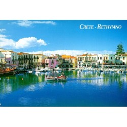 Carte Postale Moderne de Rethymno en Crète montrant le port vénitien avec bateaux et façades colorées.