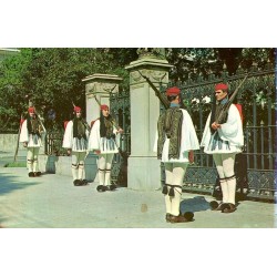 Carte postale CPSM montrant les Evzones de la Garde présidentielle devant le Parlement d'Athènes.