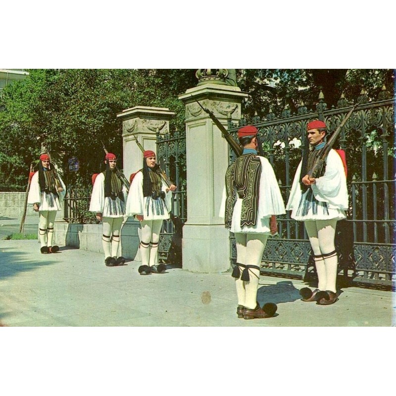 Carte postale CPSM montrant les Evzones de la Garde présidentielle devant le Parlement d'Athènes.