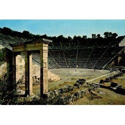Carte postale du théâtre antique d'Épidaure avec ses gradins monumentaux en Argolide, Grèce.