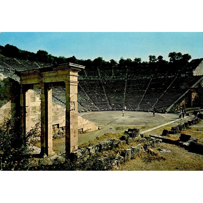 Carte postale du théâtre antique d'Épidaure avec ses gradins monumentaux en Argolide, Grèce.