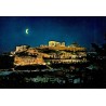 Carte postale de l'Acropole illuminée de nuit à Athènes avec le Parthénon sous un croissant de lune.