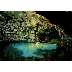 Carte postale de la grotte de Melissani à Sami en Céphalonie avec lac souterrain et barque, CPSM voyagée.