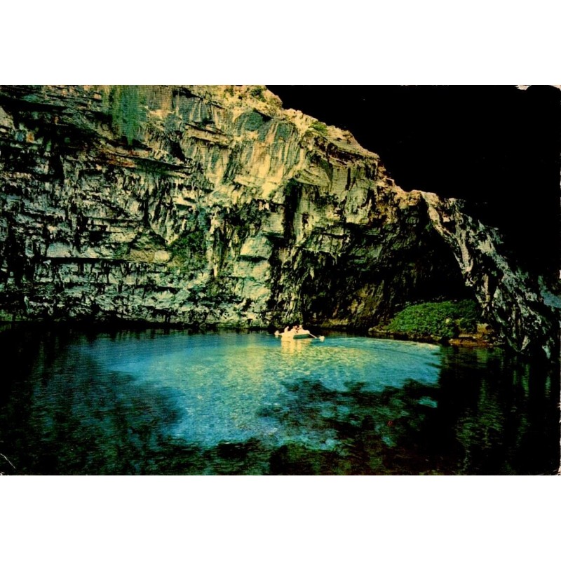 Carte postale de la grotte de Melissani à Sami en Céphalonie avec lac souterrain et barque, CPSM voyagée.