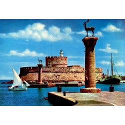 Carte postale du port de Mandraki à Rhodes avec les colonnes aux cerfs et le fort Saint-Nicolas.