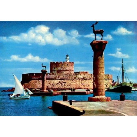 Carte postale du port de Mandraki à Rhodes avec les colonnes aux cerfs et le fort Saint-Nicolas.