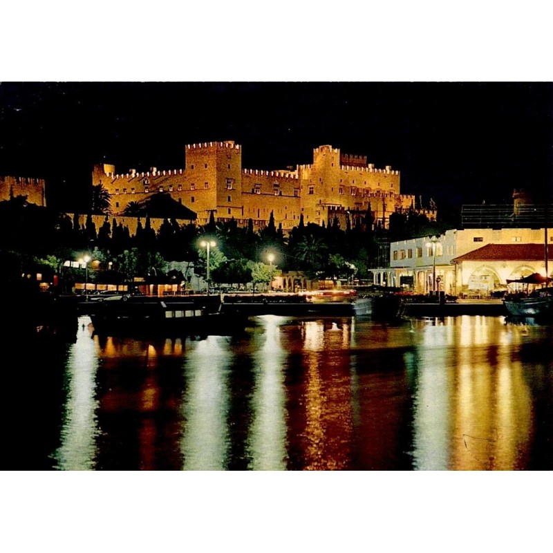 Carte postale ancienne montrant le Palais des Grands Maîtres illuminé de nuit à Rhodes avec les reflets dans le port.