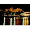 Carte postale ancienne montrant le Palais des Grands Maîtres illuminé de nuit à Rhodes avec les reflets dans le port.